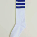 Высокие белые носки с синими полосками